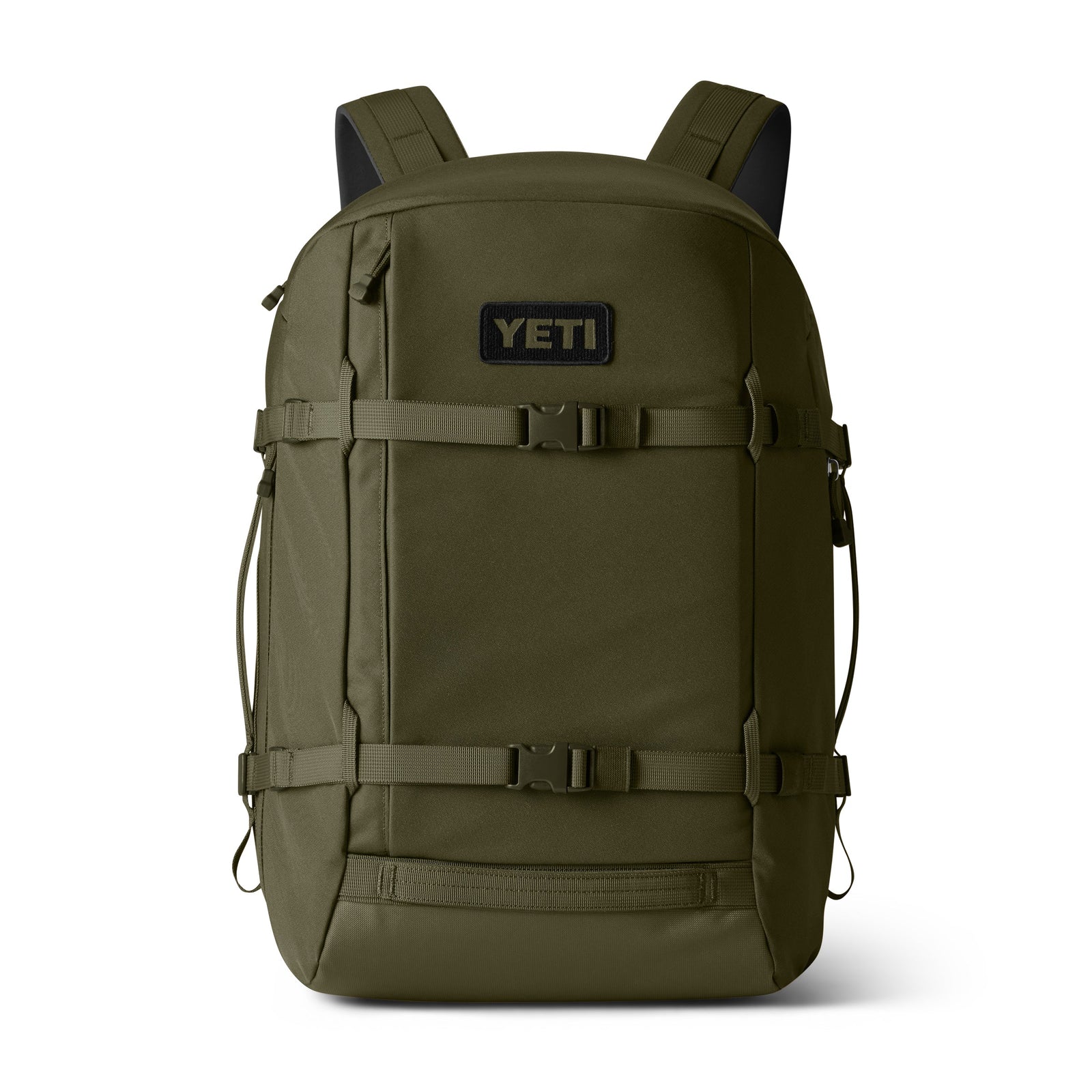 Der YETI® Crossroads® 35L Rucksack in Olive ist aufrecht vor einem weißen Hintergrund abgebildet und verfügt über verstellbare Riemen, eine Frontschnalle, seitliche Griffe und eine Reißverschlusstasche - eine Kombination aus Stil und Haltbarkeit für jedes Abenteuer.