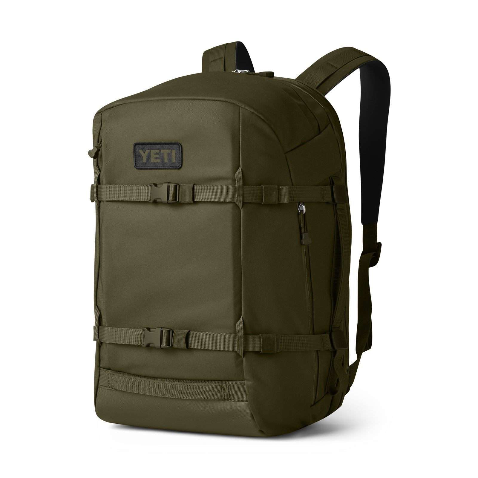 Der YETI® Rucksack Crossroads® 35L in Olive hat eine rechteckige Form, schwarze gepolsterte Schultergurte, Reißverschlusstaschen, verstellbare Front- und Seitengurte und einen YETI-Logoaufnäher auf der oberen Frontplatte.