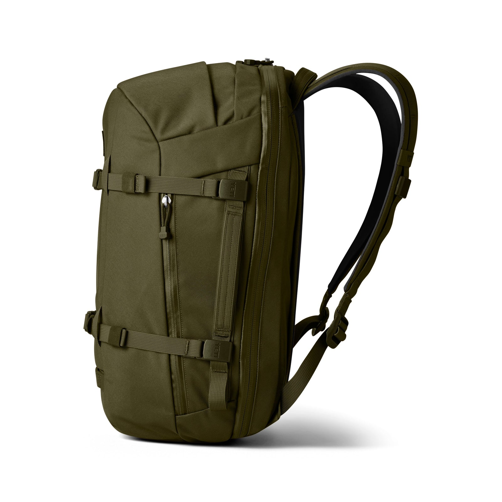 Der YETI® Rucksack Crossroads® 35L in Oliv verfügt über gepolsterte Schultergurte, eine Reißverschlusstasche auf der Vorderseite, Kompressionsriemen und einen Reißverschluss auf der Oberseite - ein abenteuertauglicher Rucksack von YETI, der im Dreiviertelwinkel auf weißem Hintergrund gezeigt wird.