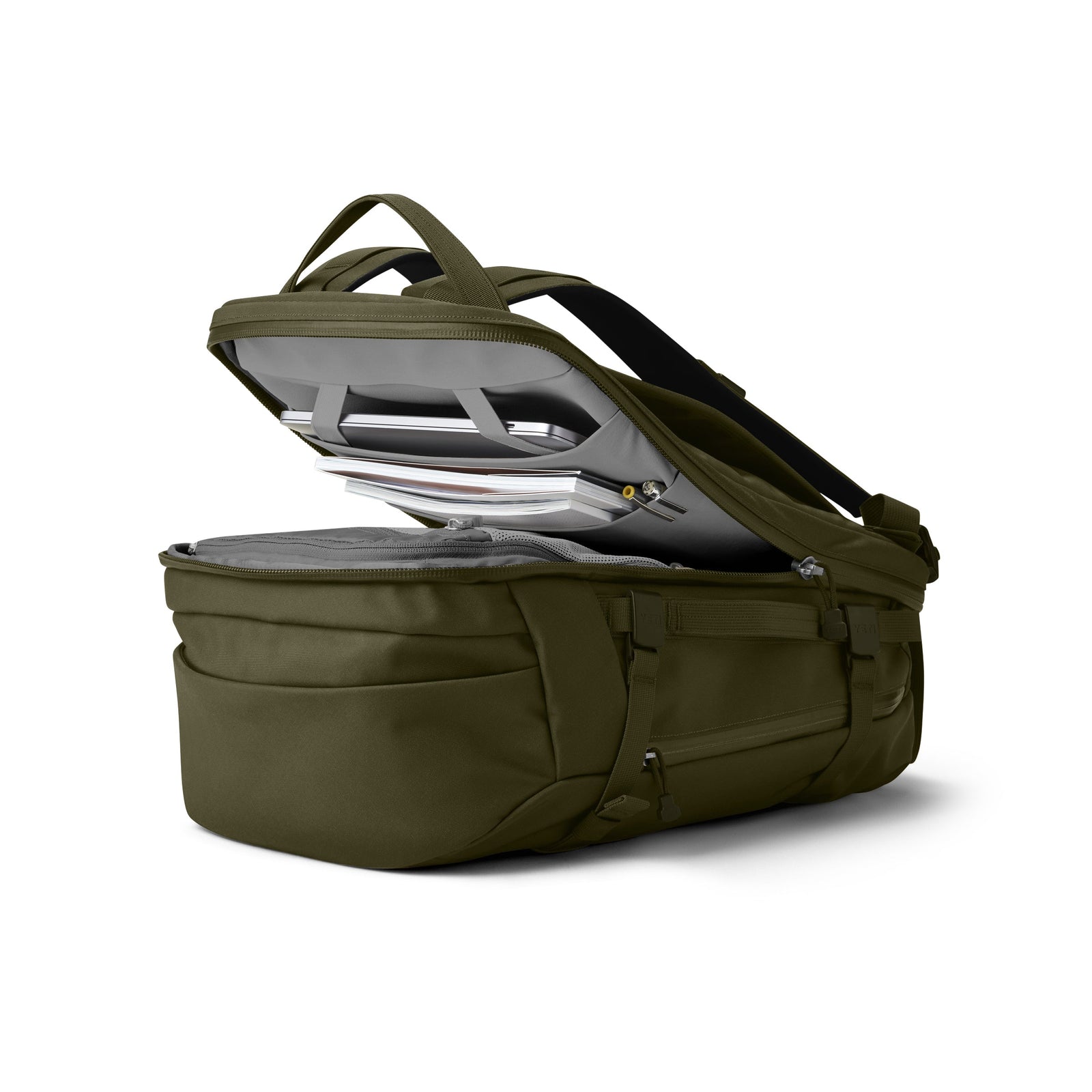 Der YETI® Rucksack Crossroads® 35L in Oliv ist auf weißem Hintergrund abgebildet. Das obere Fach ist geöffnet und bietet Platz für einen Laptop und Dokumente in gepolsterten Fächern. Dieser robuste Rucksack verfügt über mehrere Taschen und ein strukturiertes Design.