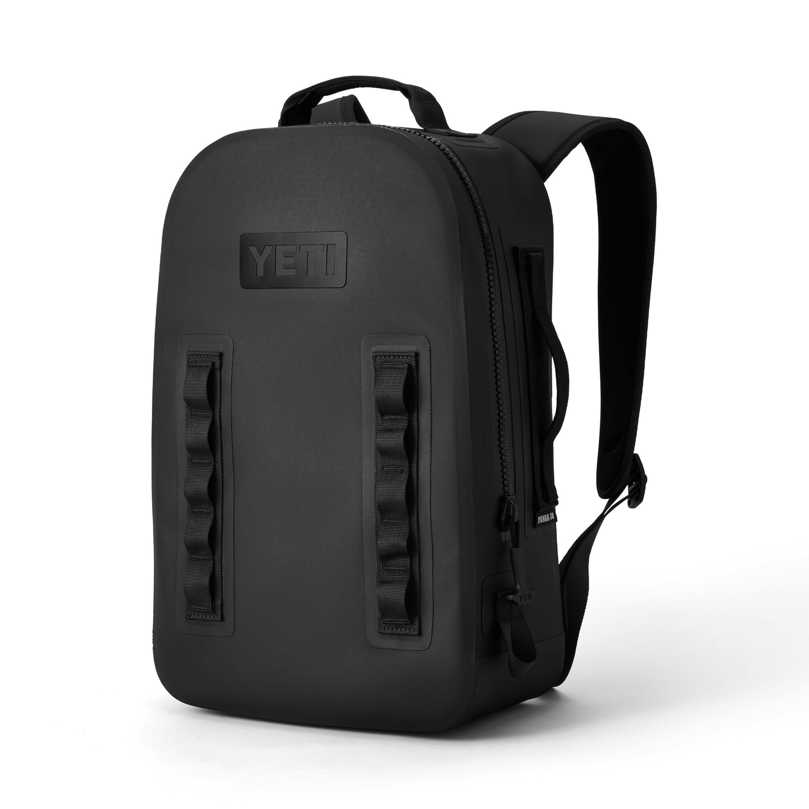 Der YETI® Rucksack Panga 28 - Black zeichnet sich durch ein minimalistisches Design, einen stabilen Griff an der Oberseite, eine Vordertasche mit Reißverschluss und Gurtbandschlaufen aus, die vor einem weißen Hintergrund fotografiert wurden.