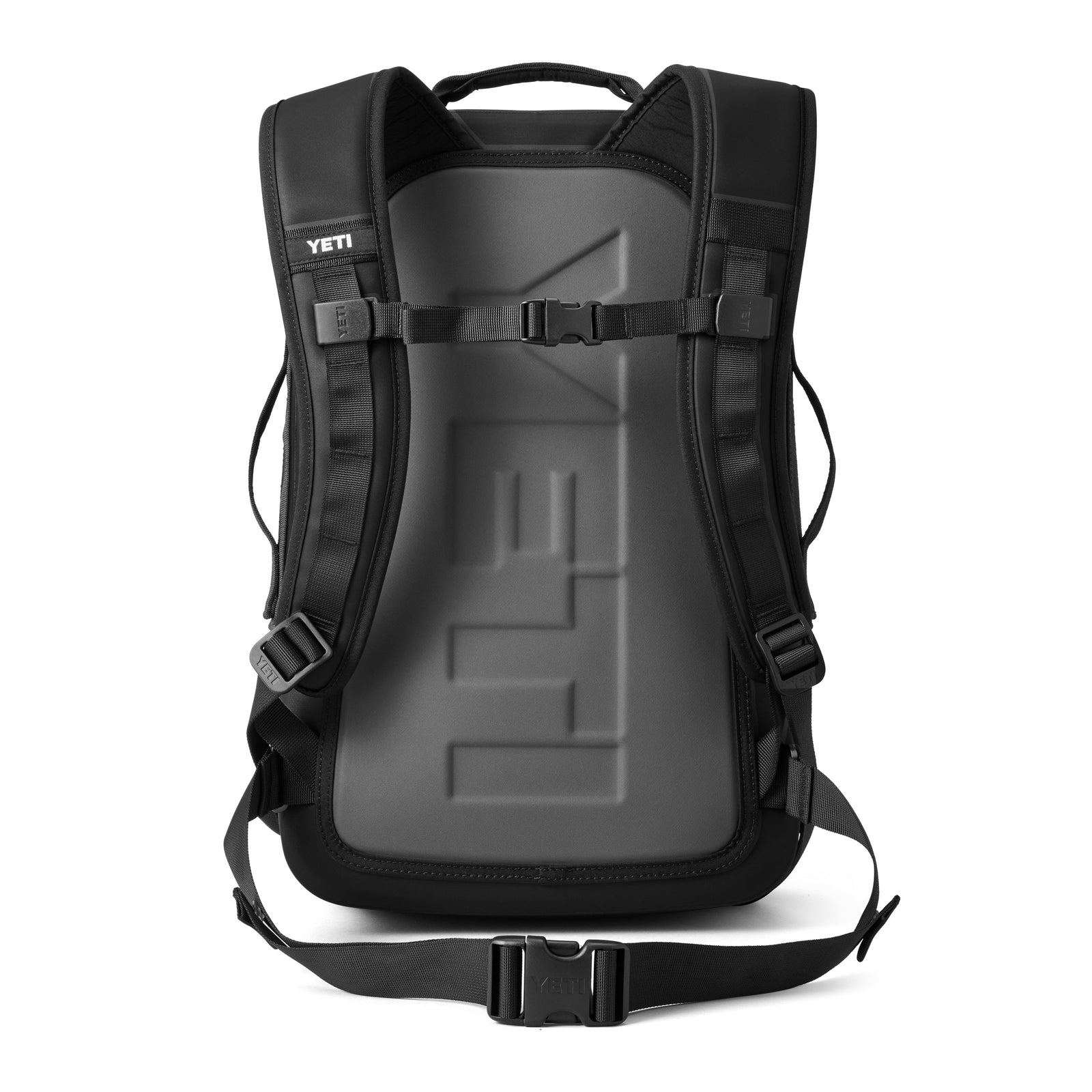 Der YETI® Rucksack Panga 28 in Schwarz, abgebildet von hinten mit gepolsterten Schultergurten, einem Brustgurt und erhabenem "YETI"-Branding, ist ein robuster wasserdichter Rucksack, ideal für Outdoor- oder raue Abenteuer.