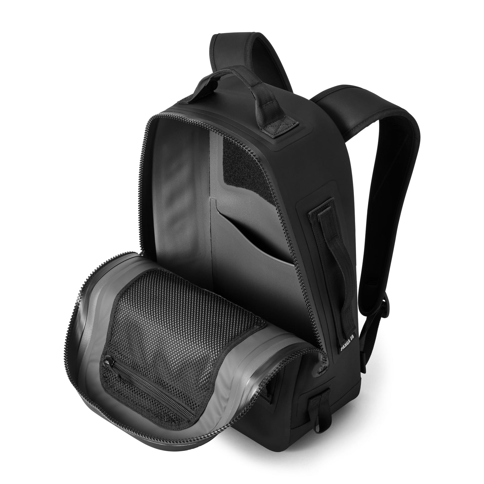 Der YETI® Rucksack Panga 28 in Schwarz verfügt über eine große Frontklappe, eine interne Netztasche, Ärmelfächer, gepolsterte Schulterriemen und eine seitliche Reißverschlusstasche. Dieser moderne, strukturierte Rucksack von YETI ist wasserdicht.