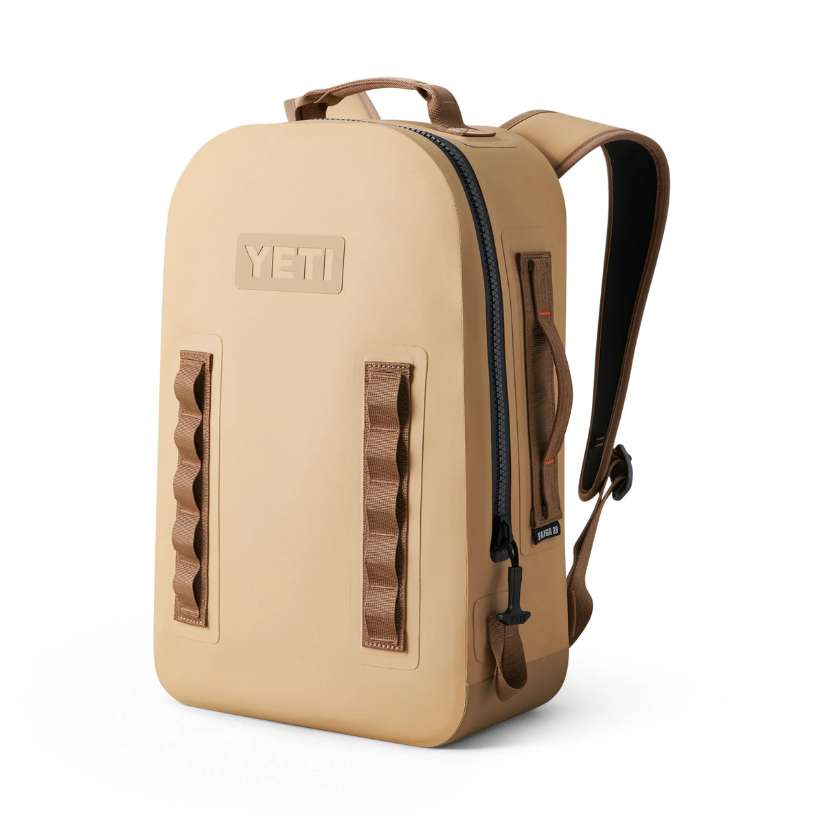 Der YETI® Rucksack Panga 28 in Tan hat ein rechteckiges Design, robuste braune Gurte, einen seitlichen Reißverschluss und gepolsterte Schultergurte - eine robuste Wahl für zuverlässige Outdoor-Ausrüstung.
