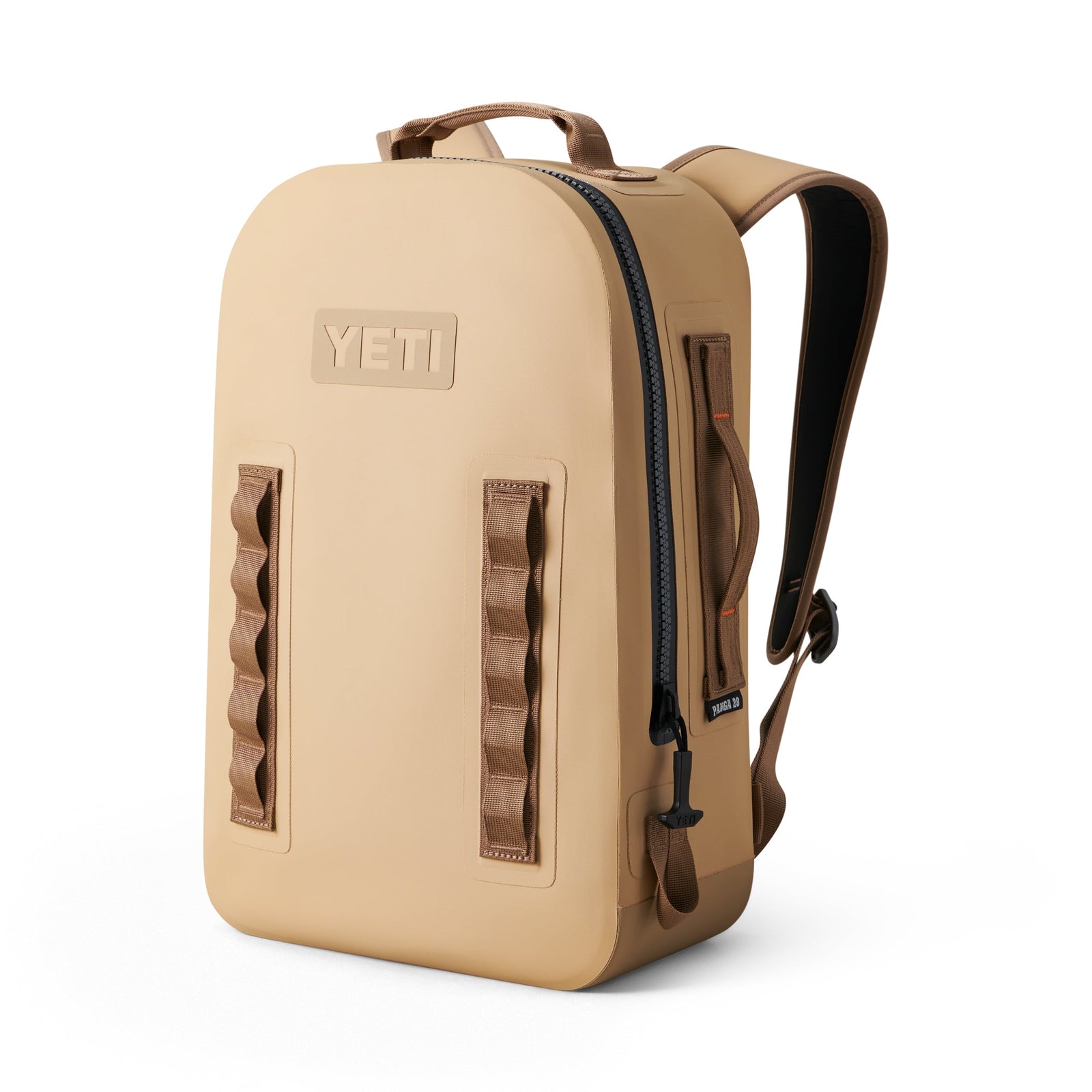 Der YETI® Rucksack Panga 28 - Tan ist ein strapazierfähiger, wasserdichter Rucksack mit einem Tragegriff oben, gepolsterten Gurten, seitlichem Reißverschluss und braunen Gurtbandschlaufen - ideale Outdoor-Ausrüstung von YETI vor weißem Hintergrund.
