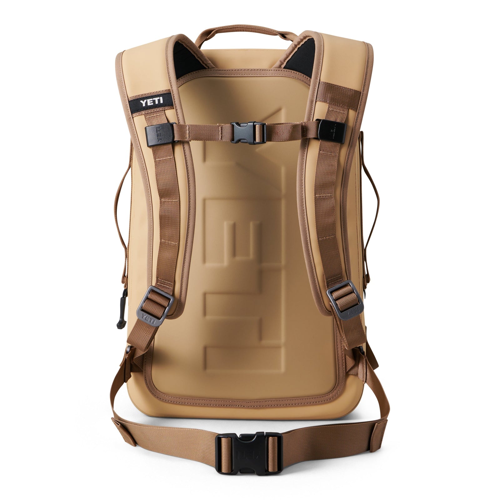 Der YETI® Rucksack Panga 28 - Tan zeigt sich von hinten mit gepolsterten Schultergurten, verstellbaren Brust- und Taillengurten sowie einem geprägten YETI-Logo - perfekt für Outdoor-Ausrüstung.