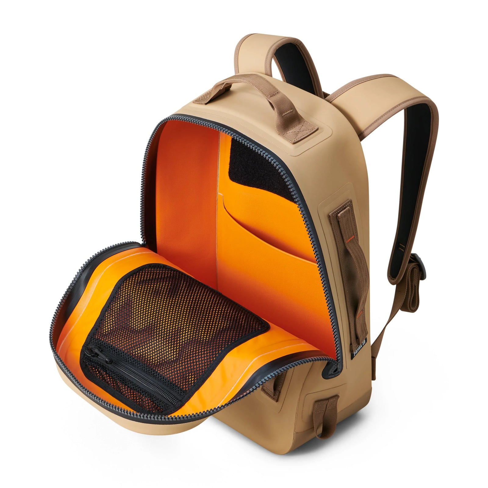 Der YETI® Rucksack Panga 28 in Hellbraun verfügt über schwarze Gurte, ein leuchtend orangefarbenes Innenleben mit Netztaschen, eine orangefarbene Hülle und organisierte Fächer - eine moderne, funktionale Wahl für Ihre Outdoor-Ausrüstung.
