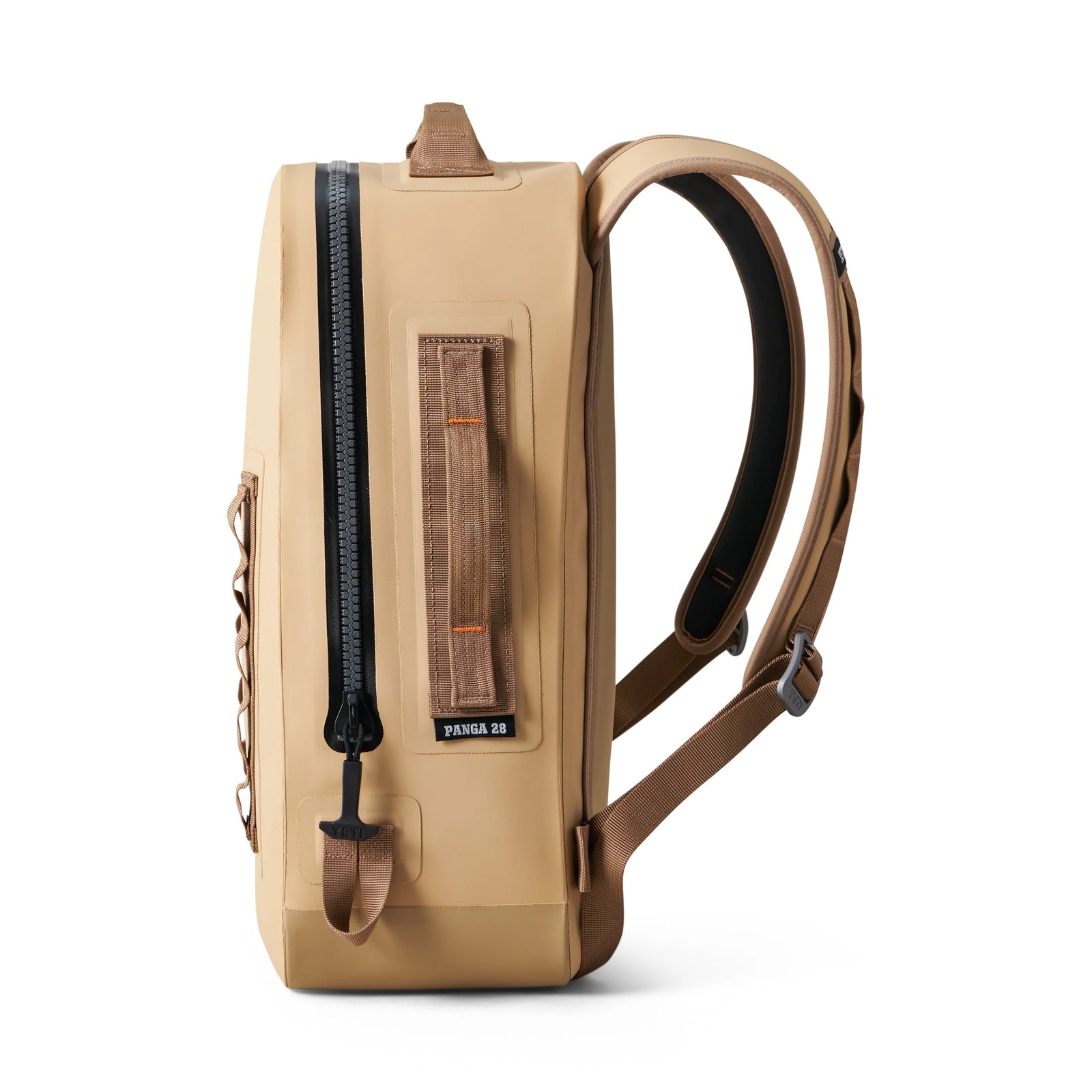 Der hellbraune YETI® Rucksack Panga 28 zeigt sich von der Seite mit einem großen vertikalen Reißverschluss, gepolsterten Schultergurten, einem Tragegriff und einem "PANGA 28"-Label - perfekt für Outdoor-Ausrüstung.