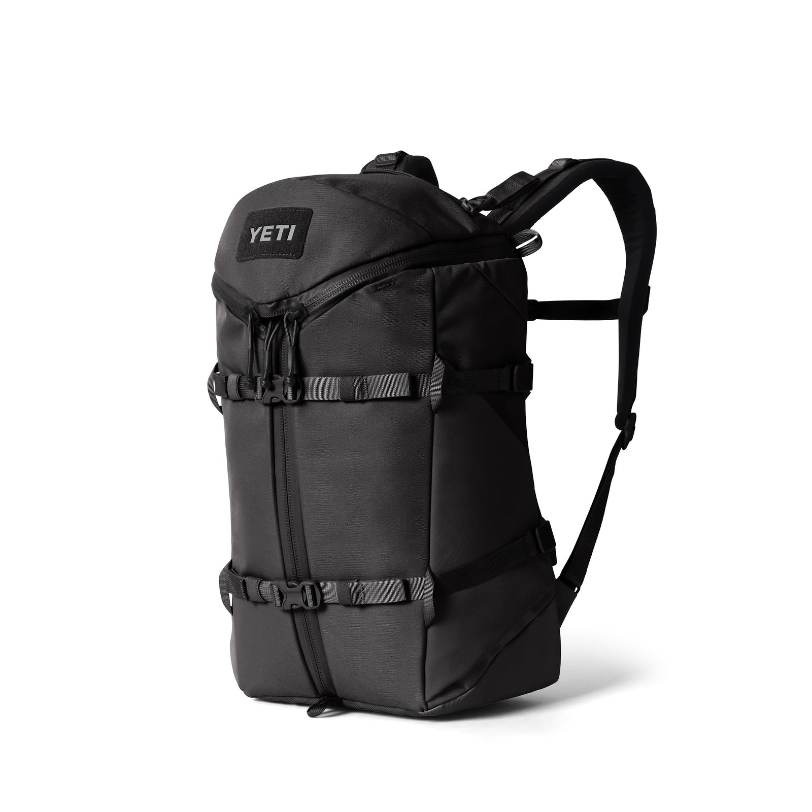 Der YETI® Rucksack Ranchero™ 22L - Black ist mit gepolsterten Schultergurten, seitlichen Schnallen, einem Frontreißverschluss und dem YETI-Logo auf der Oberseite ausgestattet und wird vor einem weißen Hintergrund gezeigt. Ideal als wasserdichter Rucksack für jedes Abenteuer.