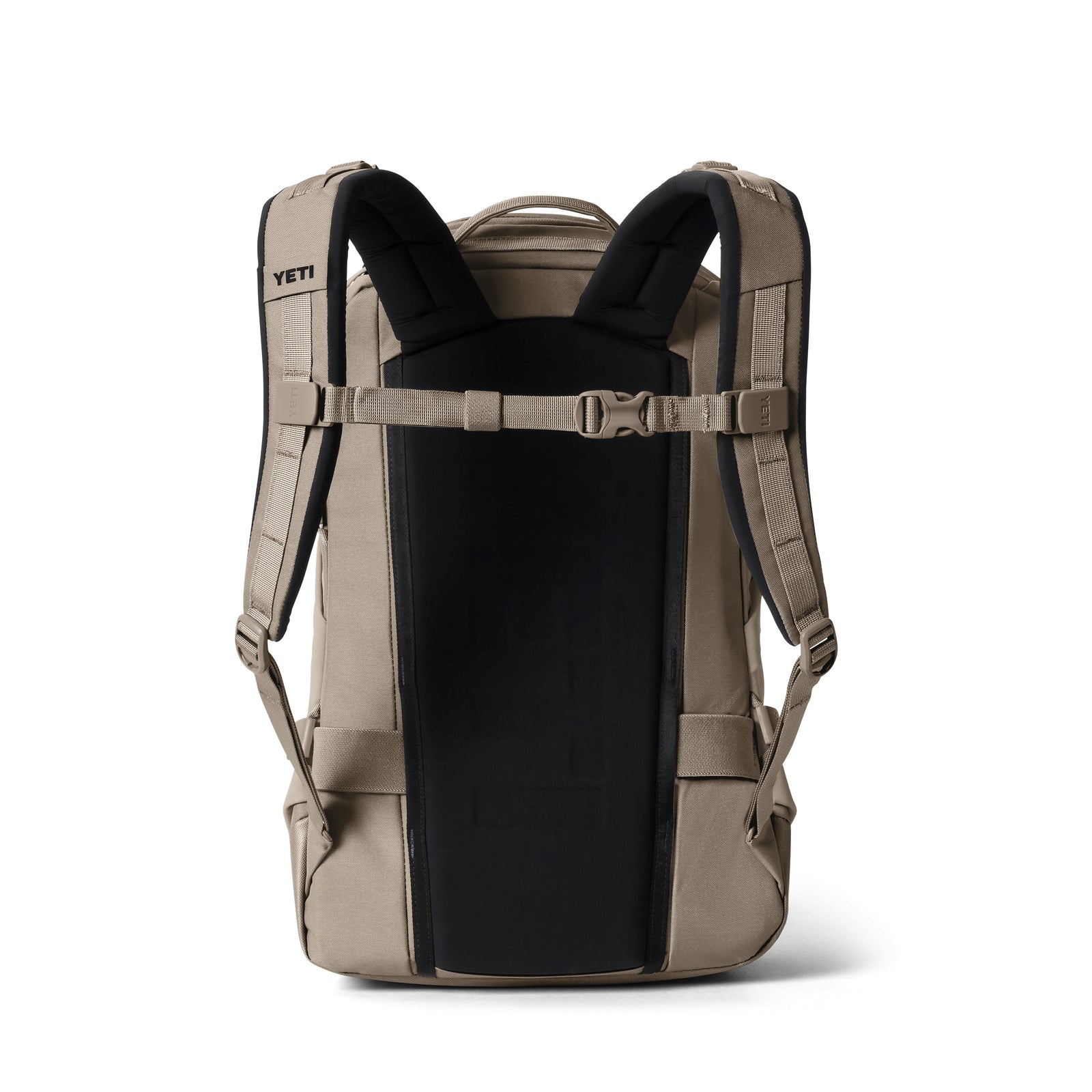 Der YETI® Rucksack Ranchero™ 22L in Cape Dark Taupe ist von hinten abgebildet und verfügt über gepolsterte Schultergurte, einen verstellbaren Brustgurt, ein schwarzes gepolstertes Rückenteil und ein Laptopfach. Der Schriftzug "YETI" erscheint auf dem linken Schultergurt.