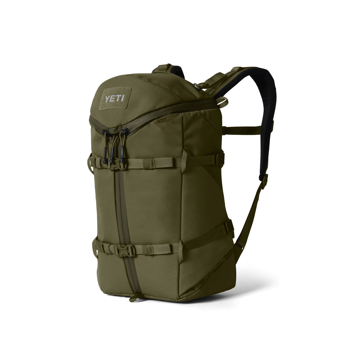 Der YETI® Rucksack Ranchero™ 22L in Olive ist aus robustem TuffSkin-Nylon gefertigt und verfügt über gepolsterte Schultergurte, eine Vordertasche mit Reißverschluss, ein Laptop-Fach, verstellbare Schnallen und das YETI-Logo auf der Oberseite - hier auf weißem Hintergrund.
