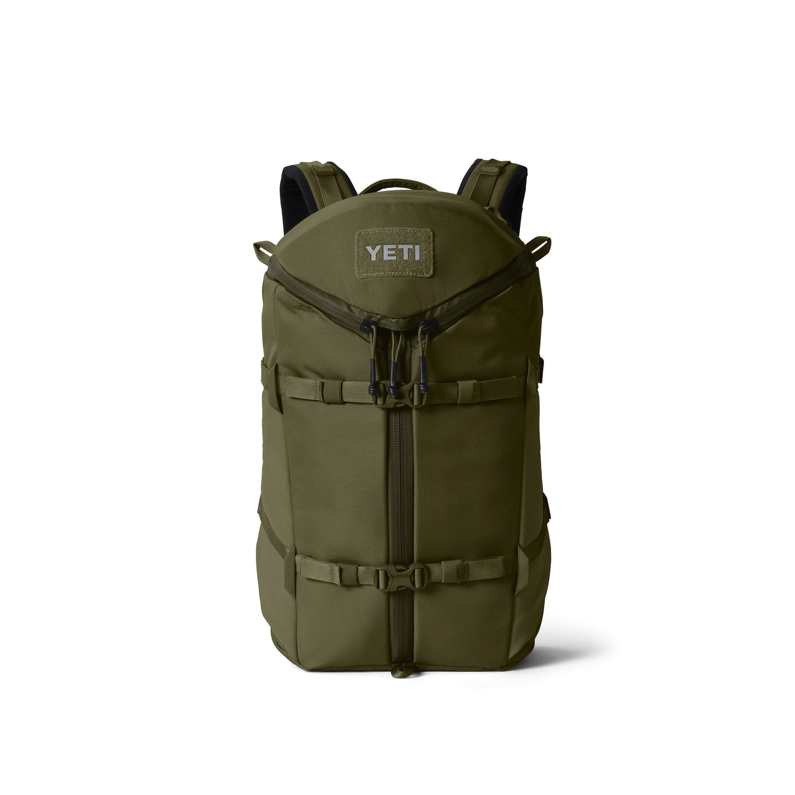 Der YETI® Rucksack Ranchero™ 22L in Olive verfügt über strapazierfähiges TuffSkin™ Nylon, schwarze Reißverschlüsse, gepolsterte Schultergurte, einen Tragegriff und ein spezielles Laptopfach. Aufrecht vor einem weißen Hintergrund abgebildet.