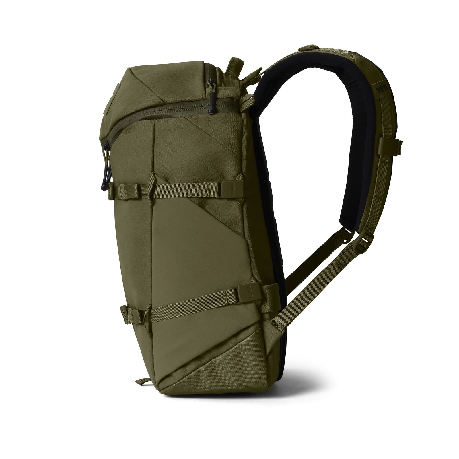 Der YETI® Rucksack Ranchero™ 22L in Olive steht aufrecht auf einem weißen Hintergrund und hebt seinen gepolsterten Schultergurt, das geometrische Design, die seitlichen Kompressionsriemen und das strapazierfähige Laptopfach aus TuffSkin-Nylon hervor.