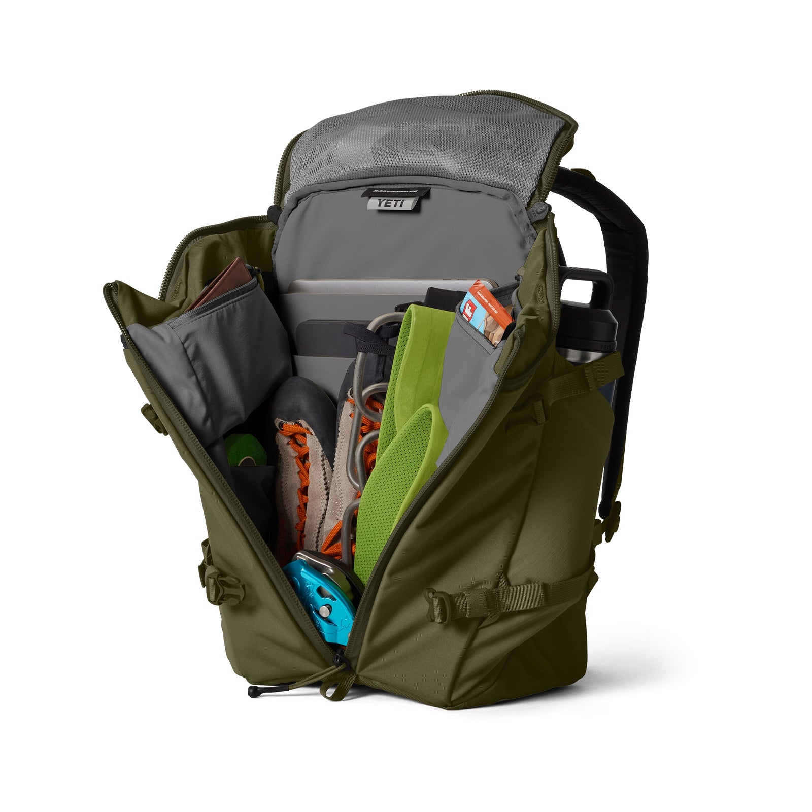 Der olivgrüne YETI® Rucksack Ranchero™ 22L aus robustem TuffSkin-Nylon und einem Laptop-Fach lässt sich aufklappen, um organisierte Fächer für Wasserflasche, Notebook, Kletterschuhe, Seil, Helm und Ausrüstung zu enthüllen.
