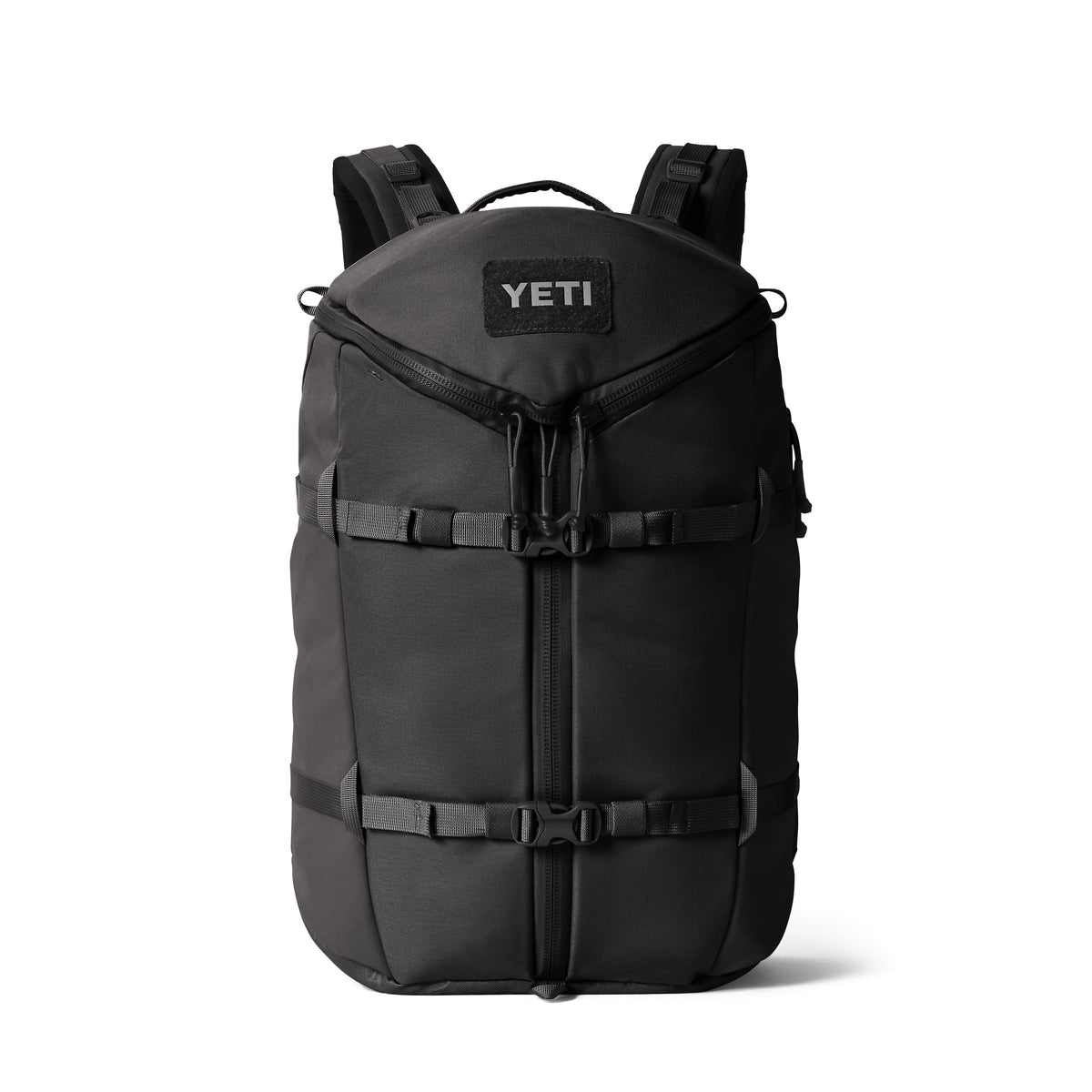 Der YETI® Rucksack Ranchero™ 27L in Schwarz verfügt über gepolsterte Schultergurte, Schnallenverschlüsse an der Vorderseite, einen Reißverschluss, ein Laptopfach und ist wasserdicht. Der YETI Logoaufnäher ist oben in der Mitte angebracht.