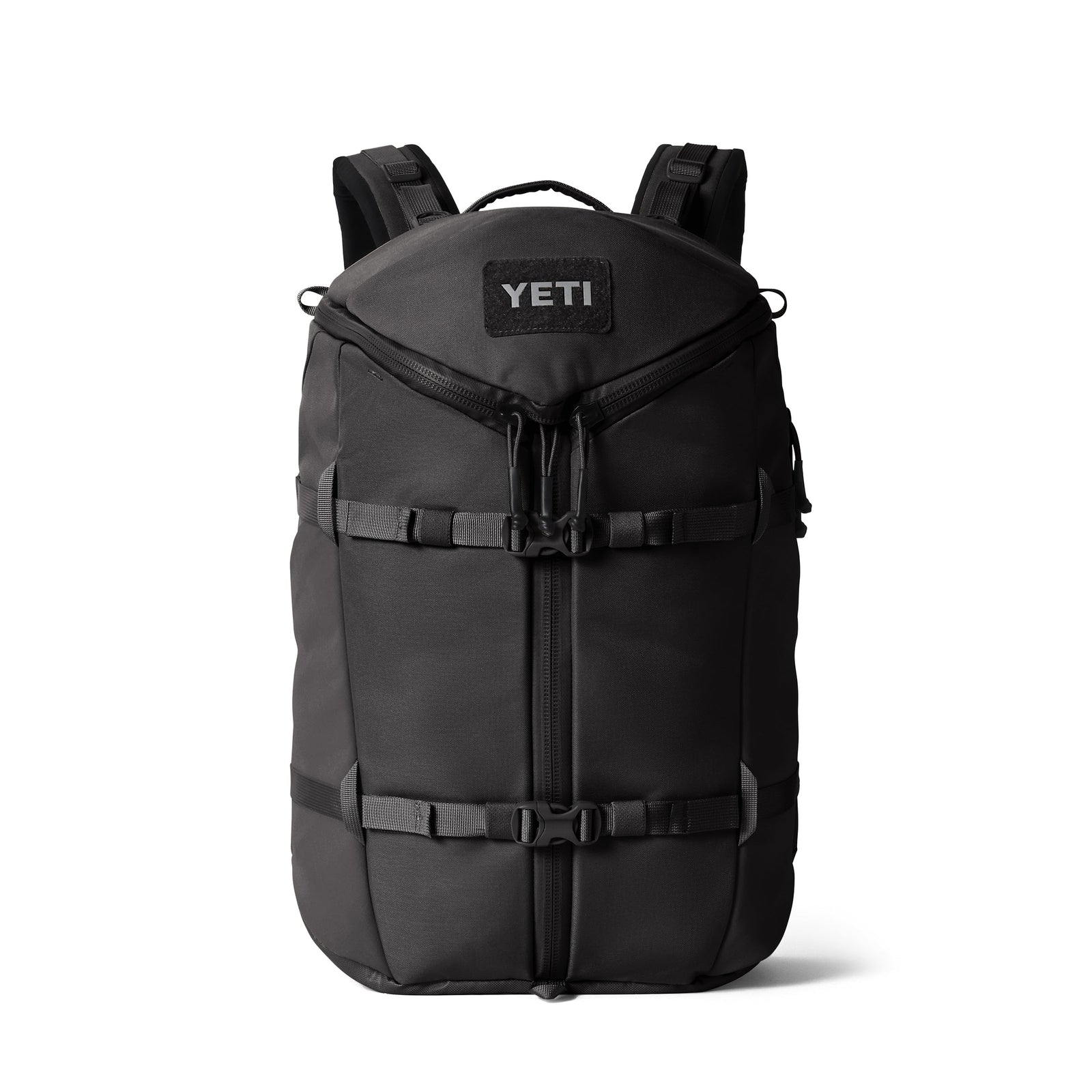 Der YETI® Rucksack Ranchero™ 27L in Schwarz verfügt über gepolsterte Schultergurte, Schnallenverschlüsse an der Vorderseite, einen Reißverschluss, ein Laptopfach und ist wasserdicht. Der YETI Logoaufnäher ist oben in der Mitte angebracht.