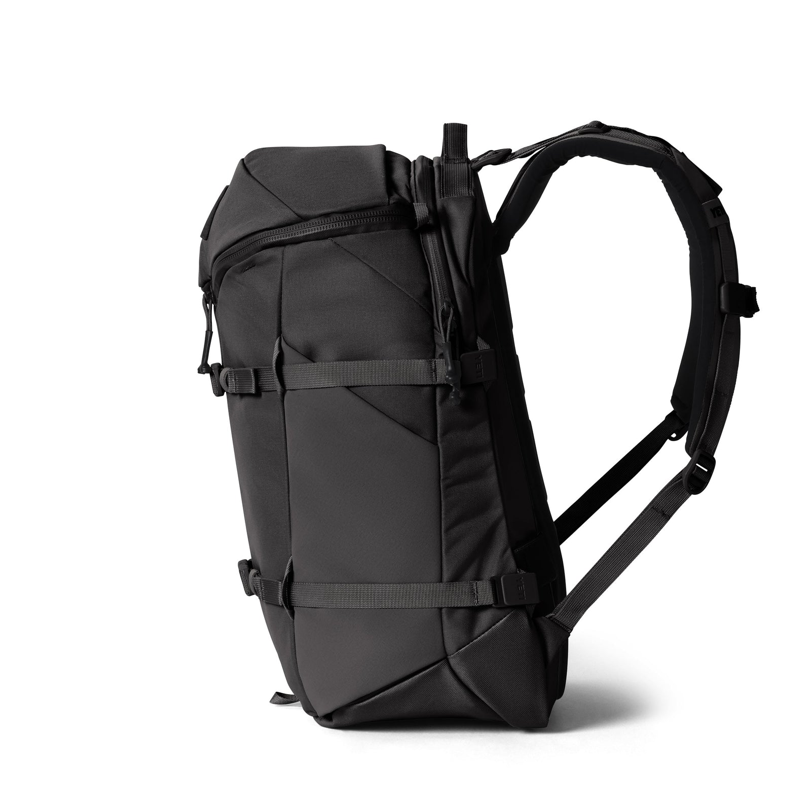 Der YETI® Rucksack Ranchero™ 27L in Schwarz verfügt über verstellbare Schultergurte, zwei seitliche Kompressionsriemen, ein Laptop-Fach und ein schlankes, minimalistisches Design, das sich aufrecht vor einem schlichten weißen Hintergrund präsentiert.
