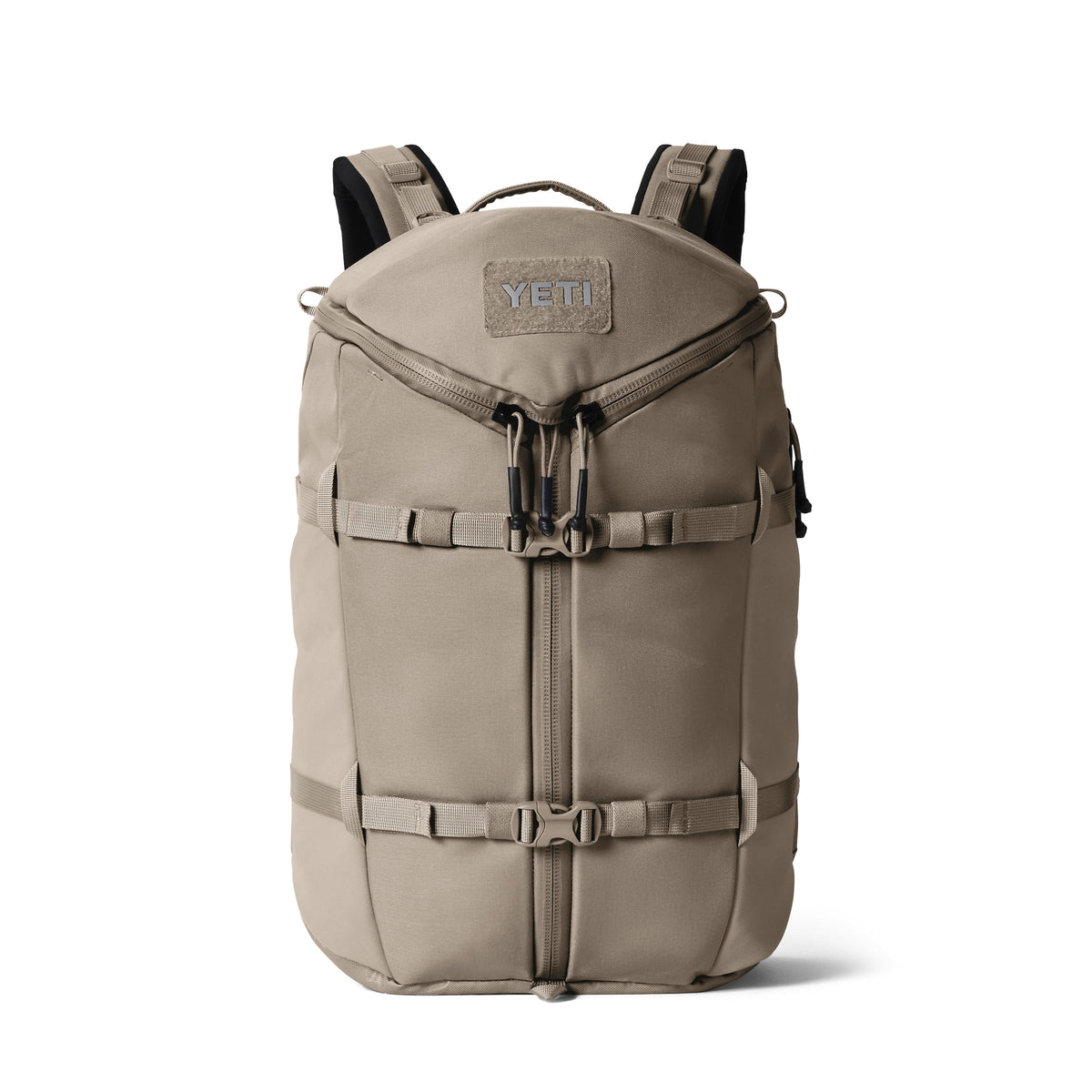 Der YETI® Rucksack Ranchero™ 27L in Cape Dark Taupe verfügt über gepolsterte Schultergurte, Schnallenverschlüsse an der Vorderseite, einen Reißverschluss oben, mehrere Befestigungsschlaufen, verstärkte Nähte und einen rechteckigen YETI-Logoaufnäher. Dieser Rucksack ist auch wasserfest.