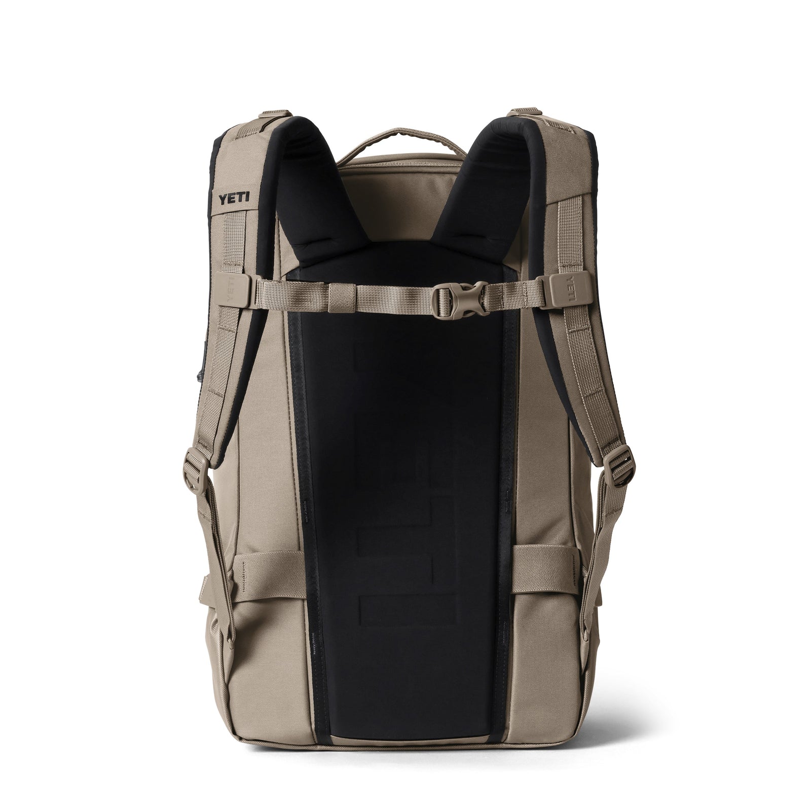 Der YETI® Rucksack Ranchero™ 27L in Cape Dark Taupe ist aufrecht mit gepolsterten Schultergurten, verstellbaren Schnallen, einer stabilen Rückwand und dem YETI-Logo auf dem oberen linken Gurt auf weißem Hintergrund abgebildet.