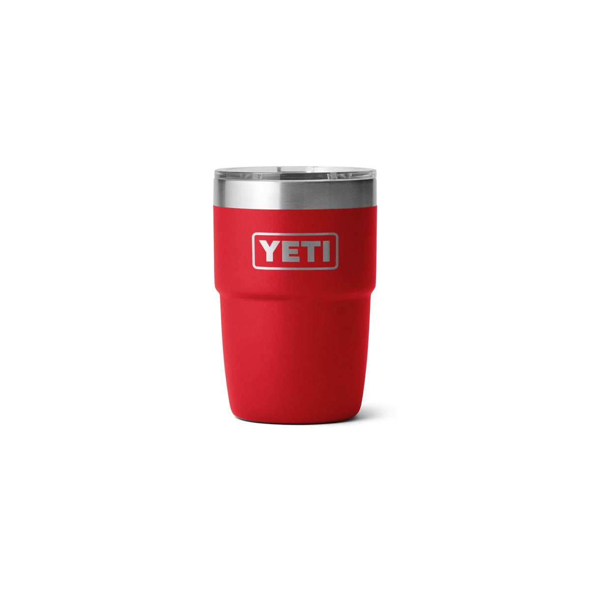 Der YETI® Stapelbarer Becher Rambler 8 Oz in Rescue Red ist ein vakuumisolierter Edelstahlbecher mit klarem Deckel und YETI Logo auf weißem Hintergrund.