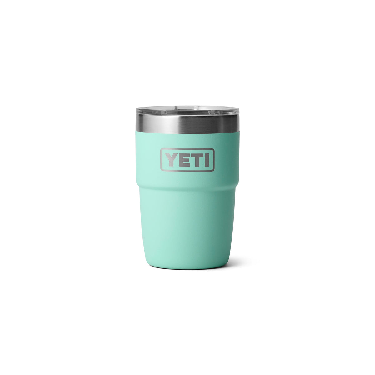 Ein YETI® Stapelbarer Becher Rambler 8 Oz in Seafoam mit Vakuumisolierung, Edelstahl-Deckel und YETI-Logo auf der Vorderseite, vor weißem Hintergrund.