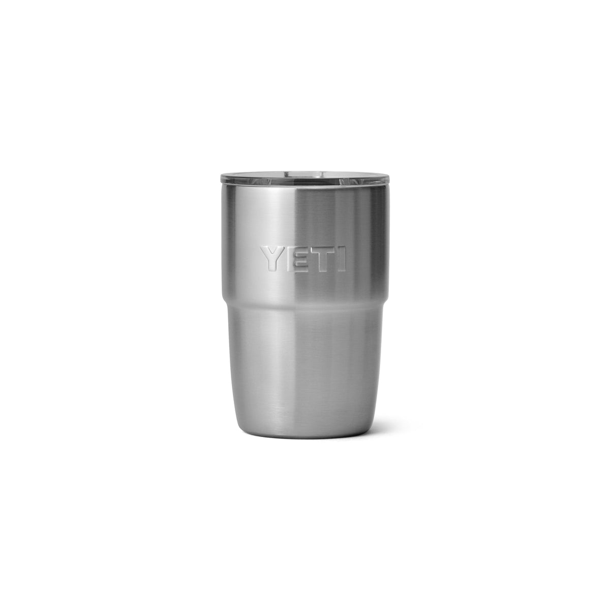 Der YETI® Stapelbarer Becher Rambler 8 Oz aus Edelstahl mit klarem Deckel steht vor weißem Hintergrund. Das YETI Logo ist auf der Vorderseite des vakuumisolierten Bechers zu sehen.