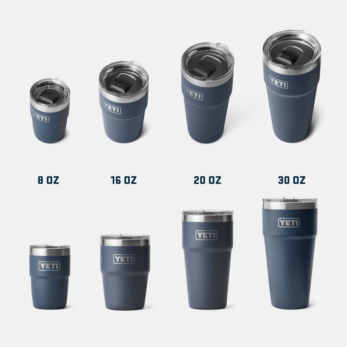 Acht marinefarbene YETI® Stapelbarer Becher Rambler 8 Oz aus Edelstahl sind in vier Größen abgebildet - 8, 16, 20 und 30 oz. Die vakuumisolierten Becher sind stapelbar; die obere Reihe hat einen Deckel, die untere nicht.
