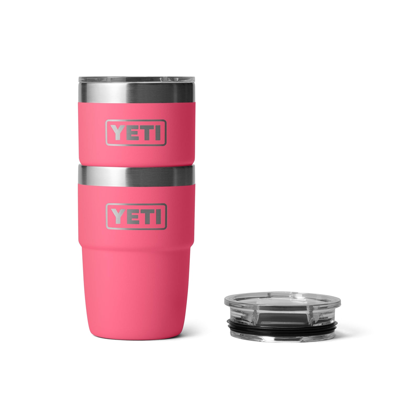 Zwei YETI® Stapelbarer Becher Rambler 8 Oz - Tropical Pink Reisebecher sind neben einem durchsichtigen Deckel gestapelt, alle mit Edelstahlakzenten, vor einem weißen Hintergrund.
