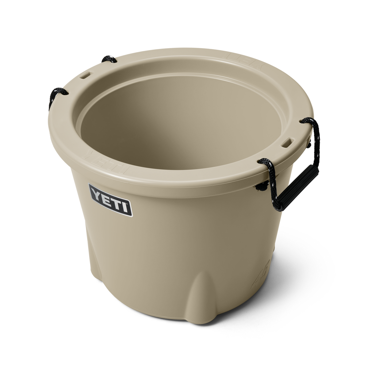 Der YETI® Tank 45 Insulated Ice Bucket in Hellbraun mit schwarzen Griffen und Seilbefestigungen sowie dem YETI-Logo an der Seite ist offen auf weißem Hintergrund abgebildet. Er hält Gegenstände perfekt gekühlt.