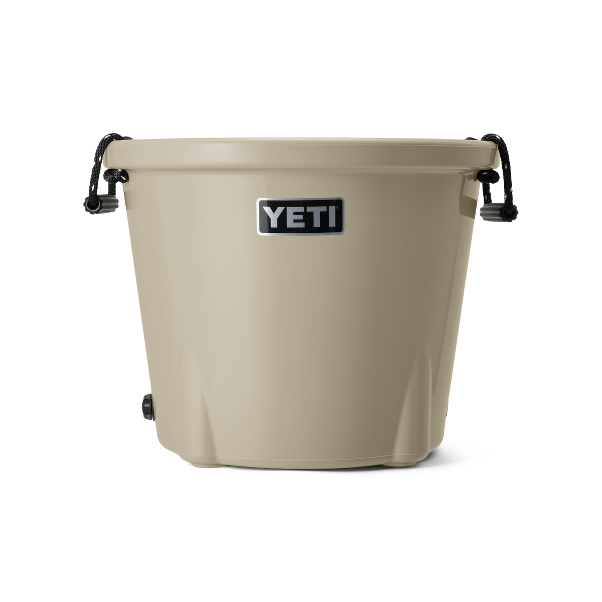 Der YETI® Tank 45 Insulated Ice Bucket in Tan mit dem YETI-Logo und einem stabilen schwarzen Griff steht auf einem weißen Hintergrund - ideal als isolierte Eisbox, um Ihre Gegenstände kalt zu halten.