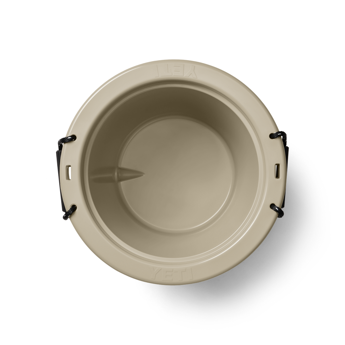 Draufsicht auf den YETI® Tank 45 Insulated Ice Bucket in Tan von YETI, mit schwarzen Griffen an beiden Seiten. Der leere Eimer steht auf einem weißen Hintergrund und zeigt sein glattes, abgerundetes Inneres.