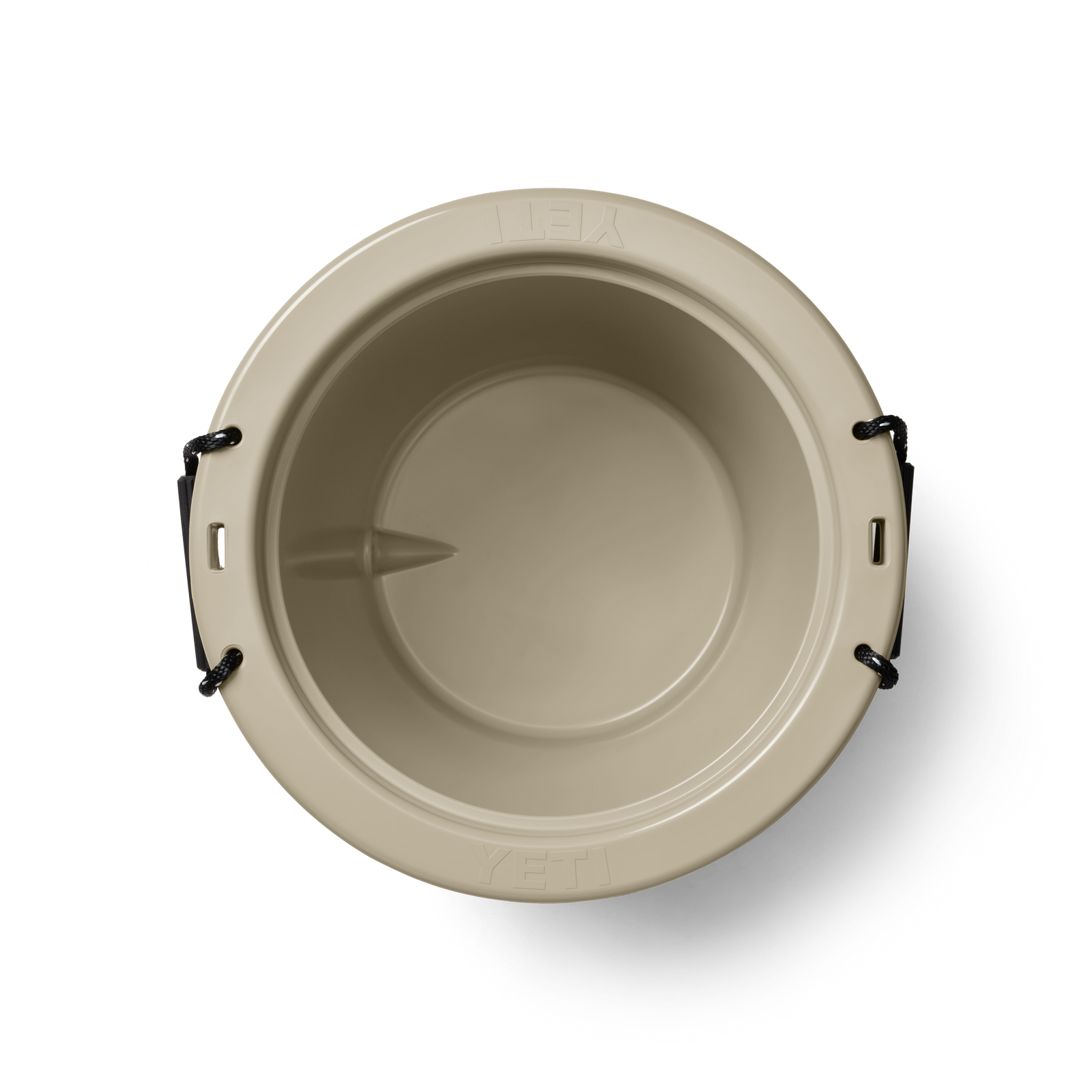 Draufsicht auf den YETI® Tank 45 Insulated Ice Bucket in Tan von YETI, mit schwarzen Griffen an beiden Seiten. Der leere Eimer steht auf einem weißen Hintergrund und zeigt sein glattes, abgerundetes Inneres.