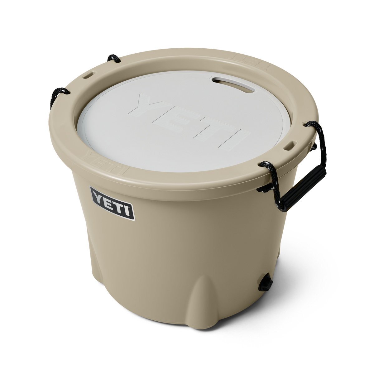 Der YETI® Tank 45 Insulated Ice Bucket in Tan hat einen weißen Deckel, schwarze Griffe und das YETI-Logo auf der Vorderseite. Dieser Eiskübel ist auf einem schlichten weißen Hintergrund abgebildet und hält Getränke stundenlang kalt.