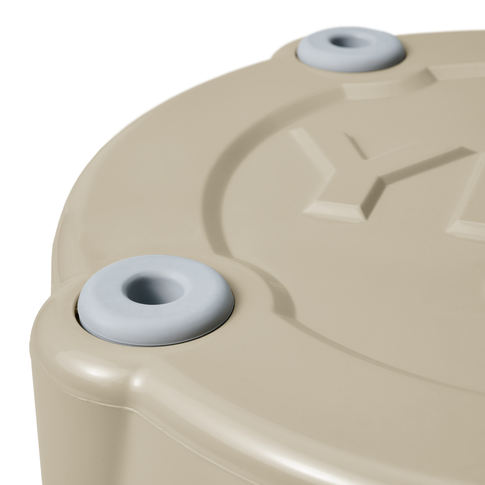 Nahaufnahme eines hellbraunen Kunststoffdeckels mit geprägtem Schriftzug und zwei grauen, runden Gummipuffern - passend zum YETI® Tank 45 Insulated Ice Bucket von YETI, der perfekt geeignet ist, um Eis in Ihrer Kühltonne oder isolierten Eisbox kalt zu halten.