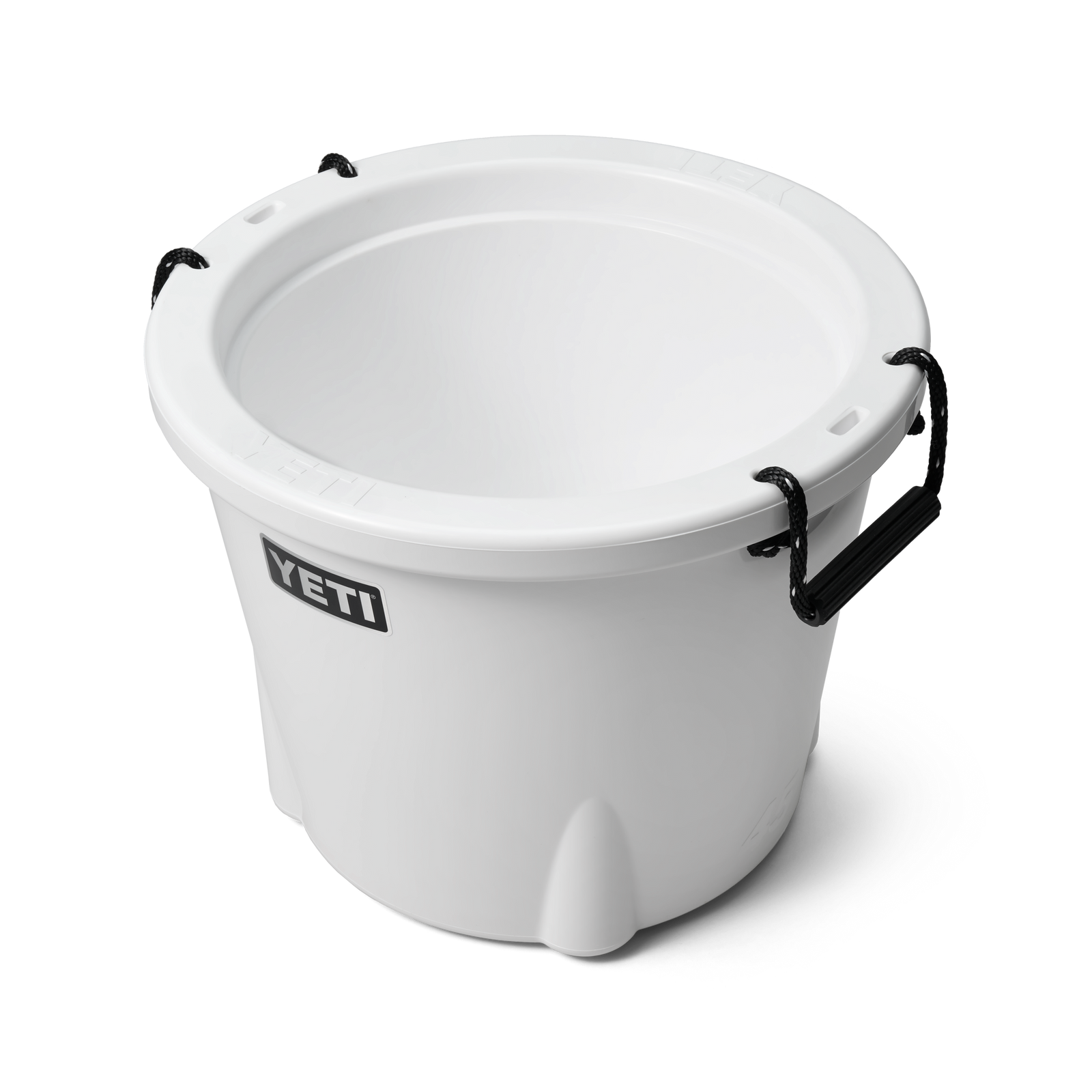 Der YETI® Tank 45 Insulated Ice Bucket - White von YETI verfügt über schwarze Seilgriffe, eine breite Öffnung und ein robustes Design, das auf einem schlichten weißen Hintergrund dargestellt ist.