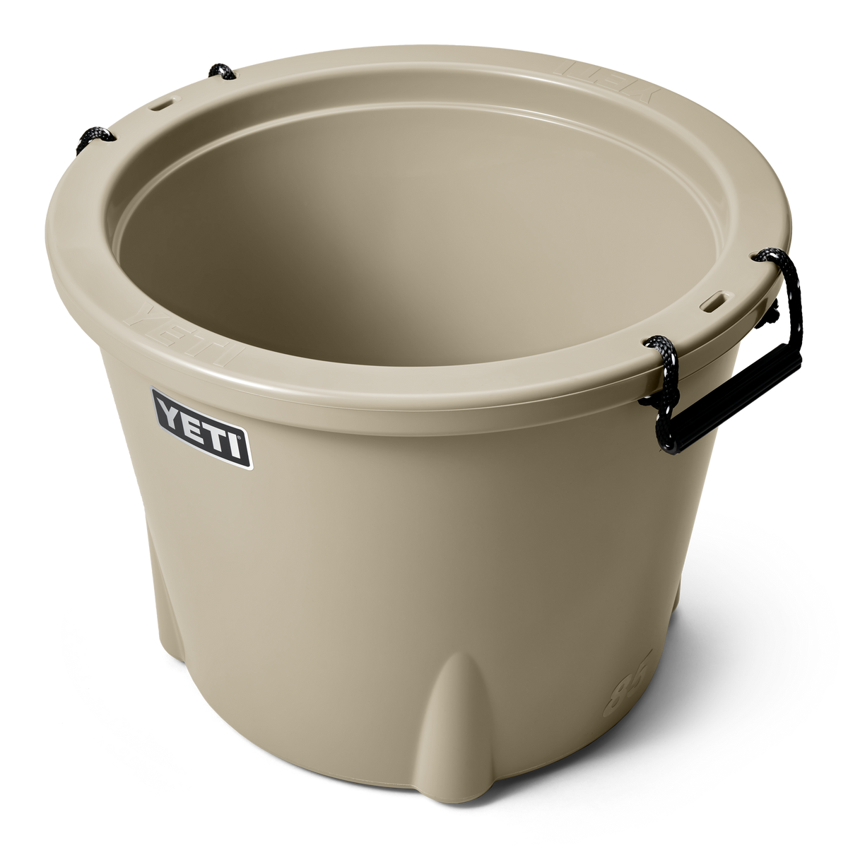 YETI® Tank 85 Isolierter Eiskübel in hellbraun von YETI, mit weit offenem Deckel, schwarzen Seilgriffen und einem seitlichen Tragegriff, abgebildet auf weißem Hintergrund.