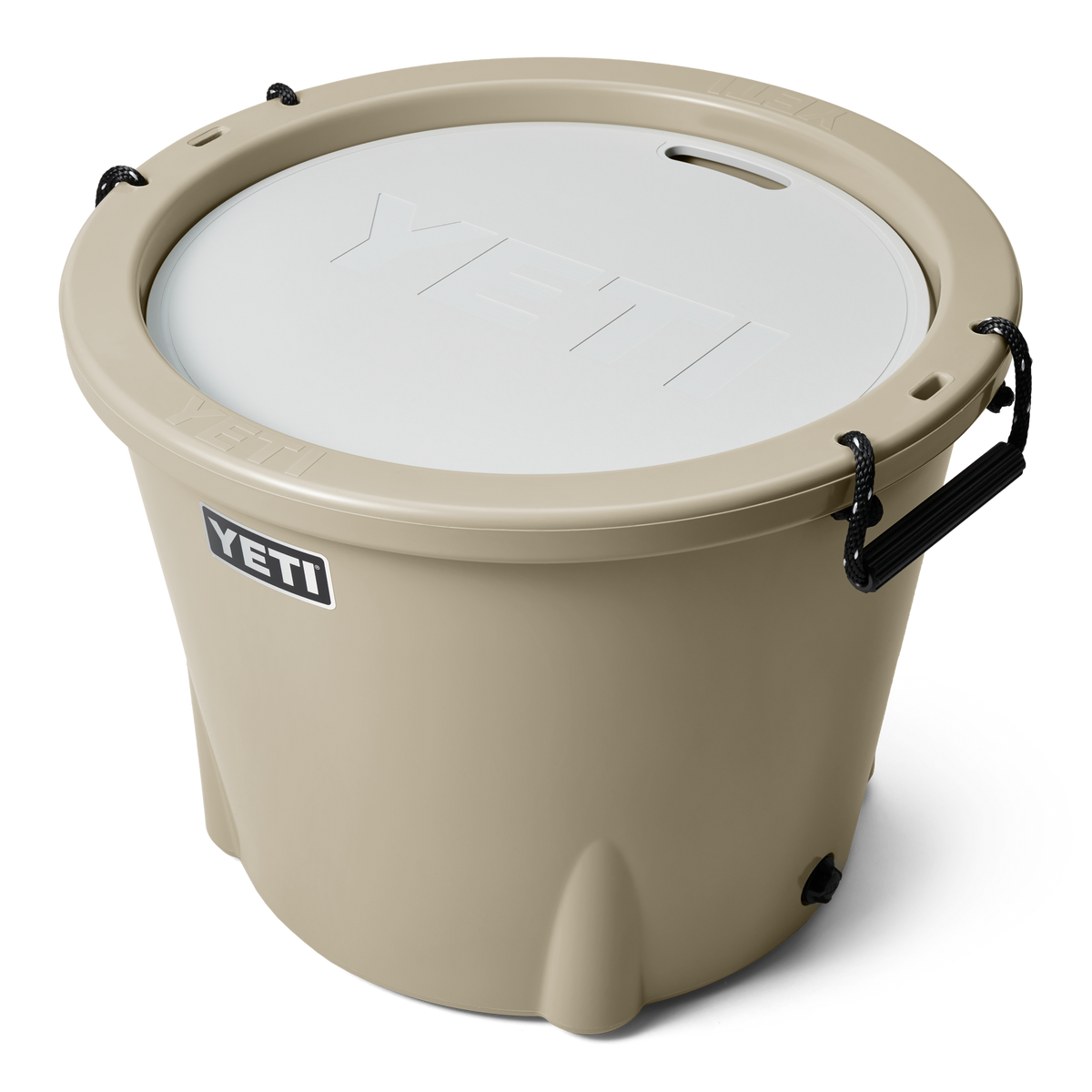 Der YETI® Tank 85 Isolier-Eiskübel in Hellbraun hat einen runden weißen Deckel mit eingekerbtem Griff, robuste schwarze Seitengriffe und das YETI-Logo auf der Vorderseite.