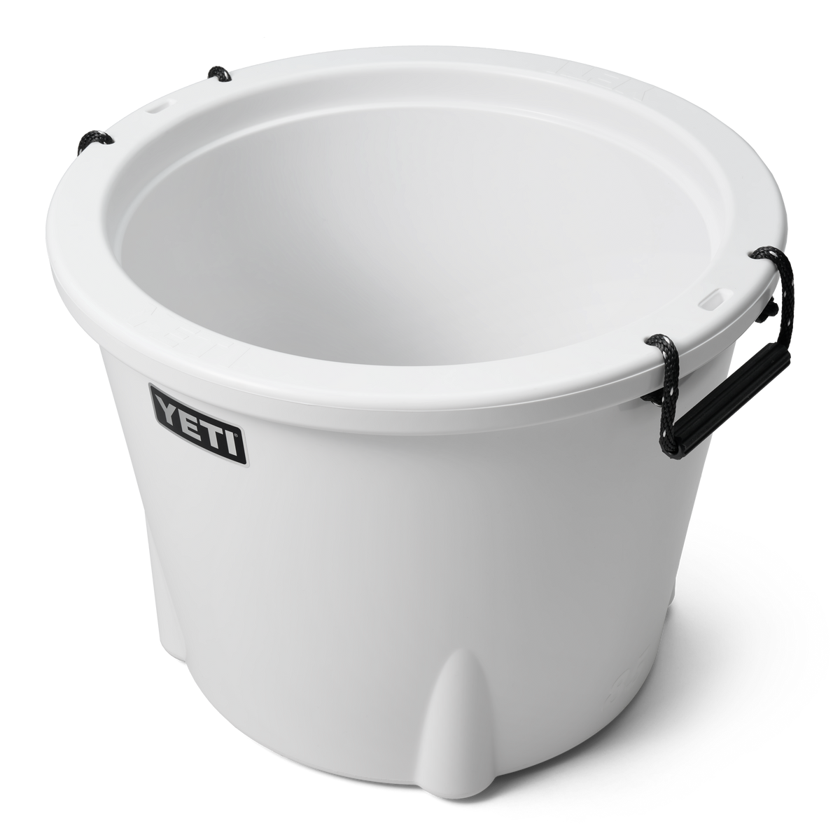 Ein großer, runder YETI® Tank 85 isolierter Eiskübel in Weiß mit schwarzem Griff und YETI-Schriftzug ist auf weißem Hintergrund abgebildet.