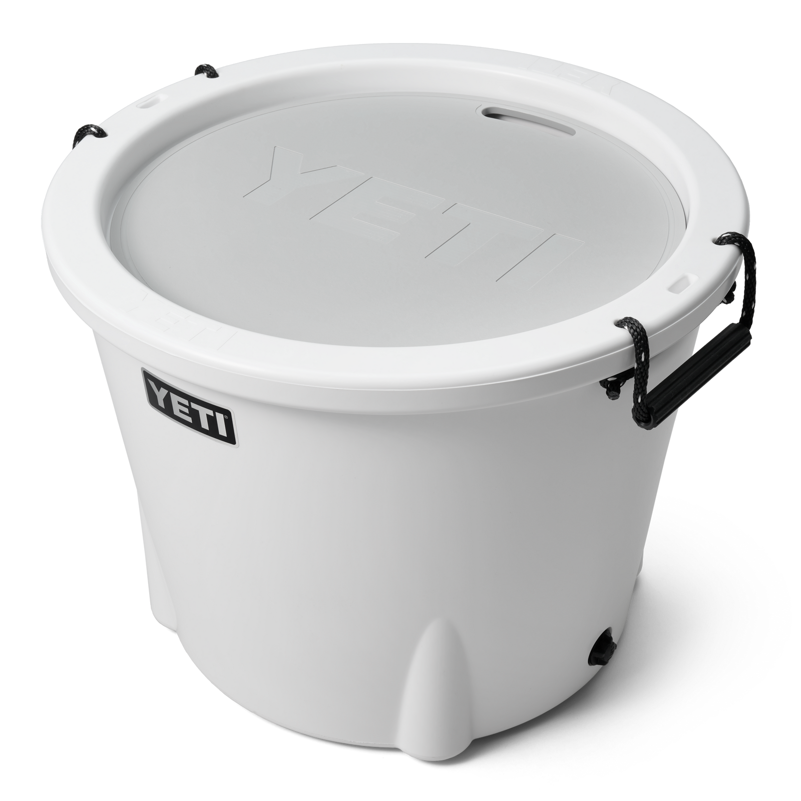 Der YETI® Tank 85 Insulated Ice Bucket in Weiß hat einen flachen Deckel, schwarze Griffe und einen YETI-Schriftzug an der Seite und oben. Dieser robuste, runde Eiskübel hält Getränke kühl, wohin Sie ihn auch mitnehmen.