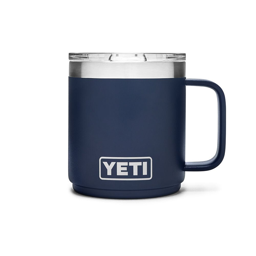 Die YETI® Tasse Rambler 10 Oz - Navy ist eine stapelbare, isolierte Edelstahltasse mit Henkel und klarem Kunststoffdeckel; das YETI Logo befindet sich auf der Vorderseite.