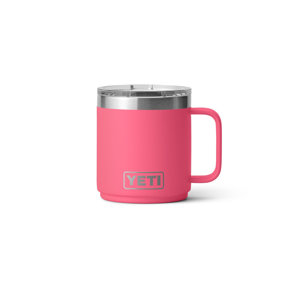 Ein YETI® Tasse Rambler 10 Oz - Tropical Pink mit Henkel und klarem, silbernem Deckel steht auf weißem Hintergrund und trägt das YETI-Logo auf der Vorderseite.