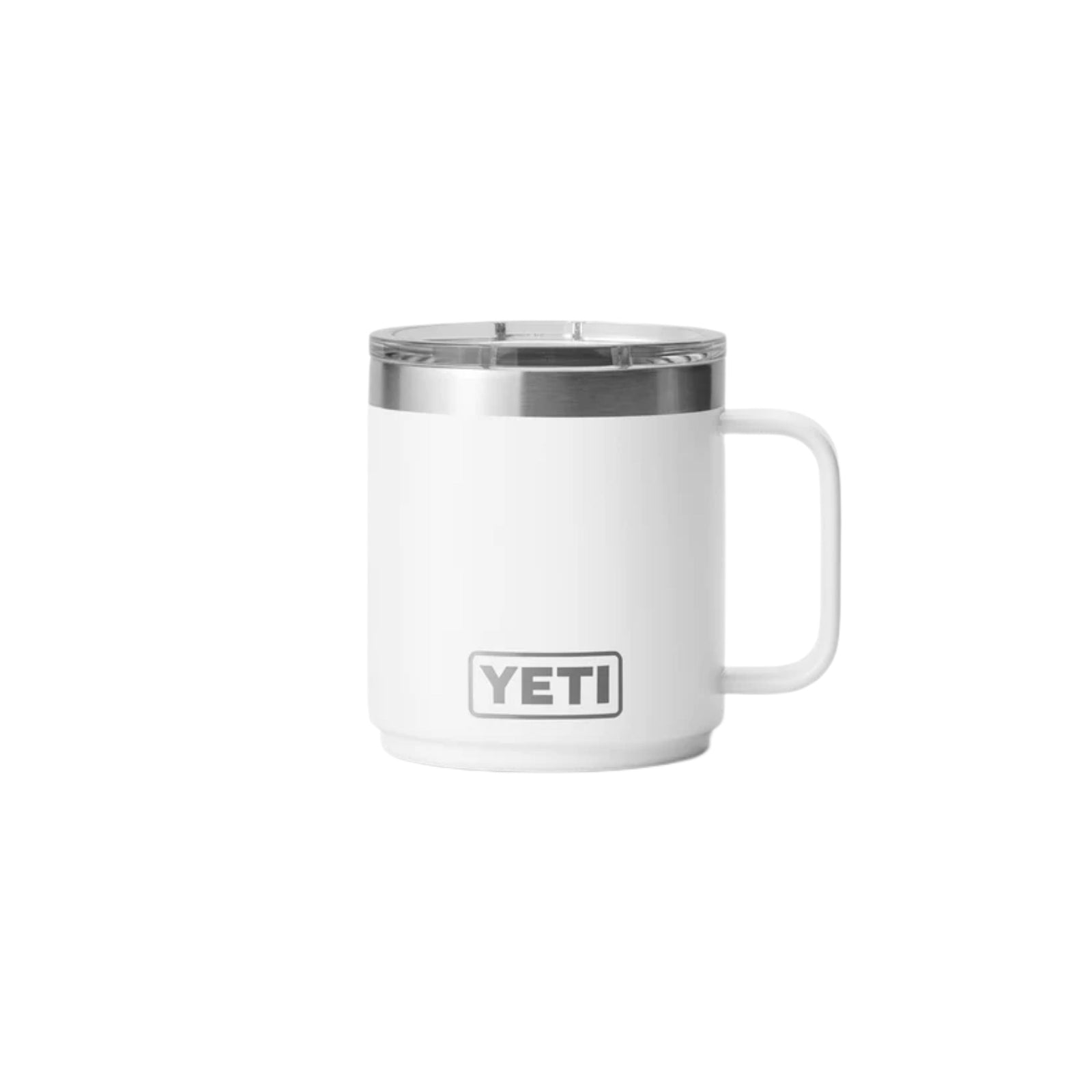 Der YETI® Tasse Rambler 10 Oz - White ist ein weißer Becher mit Henkel, Edelstahlrand und klarem Kunststoffdeckel. Das YETI-Logo erscheint auf der Vorderseite des Isolierbechers, zentriert auf einem schlichten weißen Hintergrund.