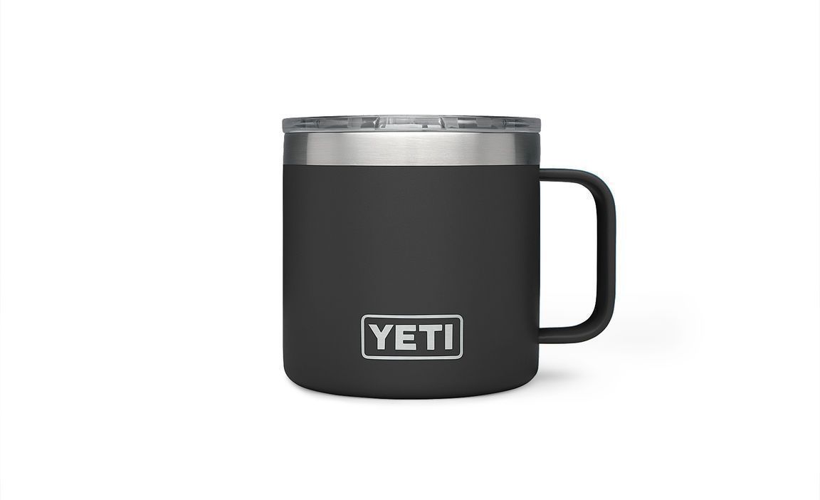 Die YETI® Tasse Rambler 14 Oz - Black ist eine schwarze Tasse mit Henkel, klarem Deckel mit Silberrand und Vakuumisolierung - ideal fürs Camping. Das YETI Logo befindet sich auf der Vorderseite vor weißem Hintergrund.