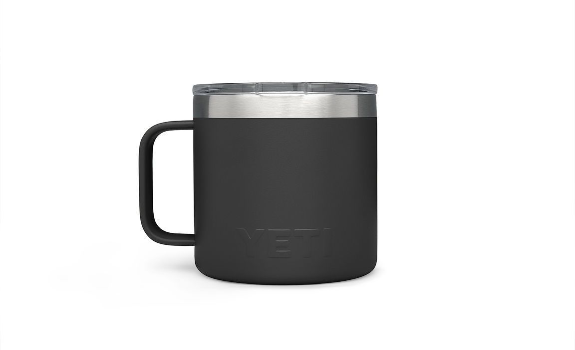 Die YETI® Tasse Rambler 14 Oz - Black aus Edelstahl mit Vakuumisolierung, Henkel und klarem Deckel trägt das Markenlogo vorne und eignet sich perfekt als Camping-Tasse.