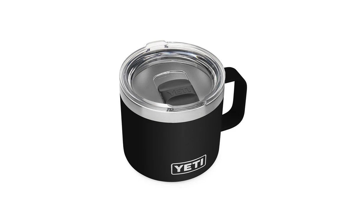 Die YETI® Tasse Rambler 14 Oz - Black verfügt über einen klaren Kunststoffdeckel, einen Griff und ein auffälliges YETI-Logo. Seine Vakuumisolierung hält Getränke heiß oder kalt - ideal für eine Camping-Tasse. Hier abgebildet auf weißem Hintergrund.