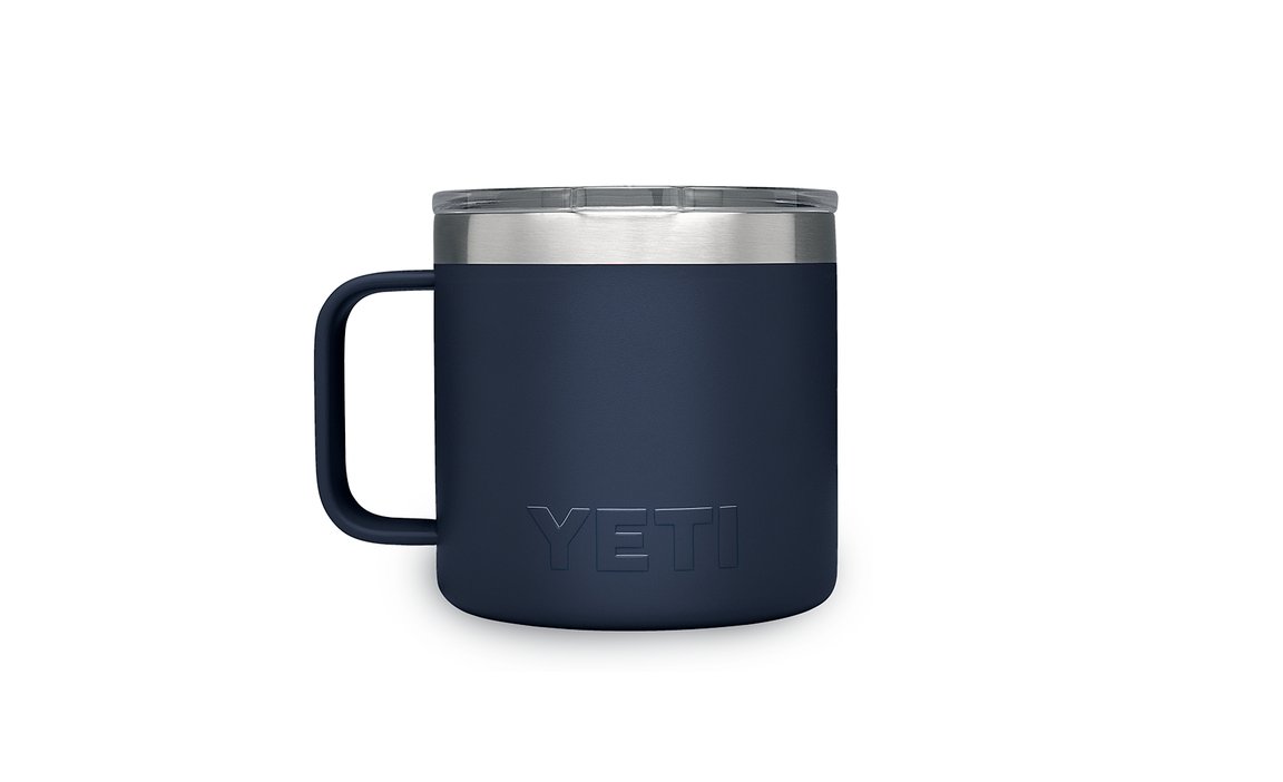 Der YETI® Tasse Rambler 14 Oz - Navy ist ein mattierter Campingbecher mit Griff, transparentem Deckel, Edelstahlrand, "YETI"-Schriftzug und doppelwandiger Vakuumisolierung für dauerhafte Temperaturkontrolle.