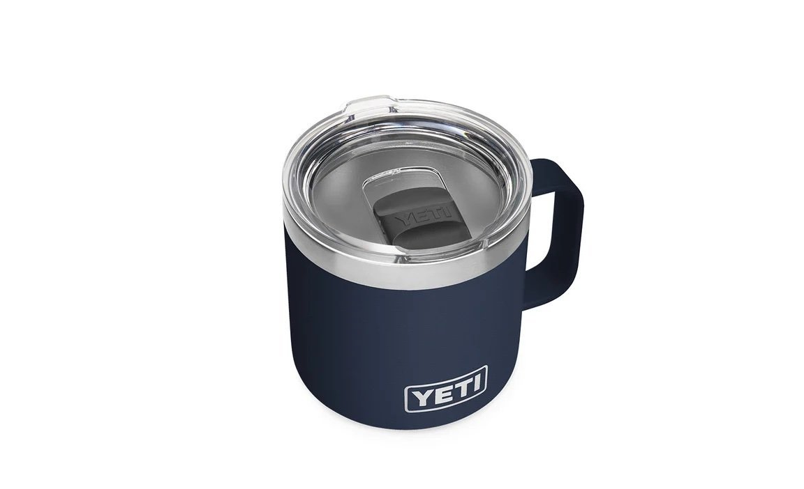 Die YETI® Tasse Rambler 14 Oz in Navy, abgebildet von oben, verfügt über eine doppelwandige Vakuumisolierung, einen durchsichtigen Schiebedeckel und das YETI-Logo - ideal als Camping-Tasse.
