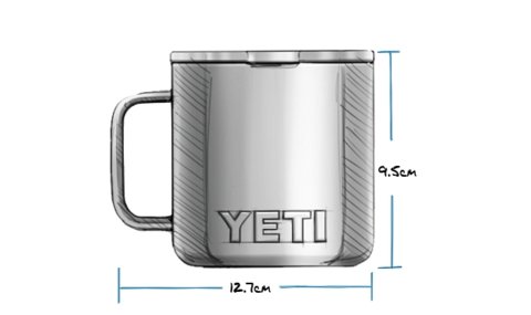Eine Skizze einer YETI® Tasse Rambler 14 Oz - Navy mit Griff und Deckel, mit der Aufschrift YETI auf der Vorderseite. Die Camping Tasse ist 9,5 cm hoch, 12,7 cm breit und hat doppelwandige Vakuumisolierung für optimale Isolierung.