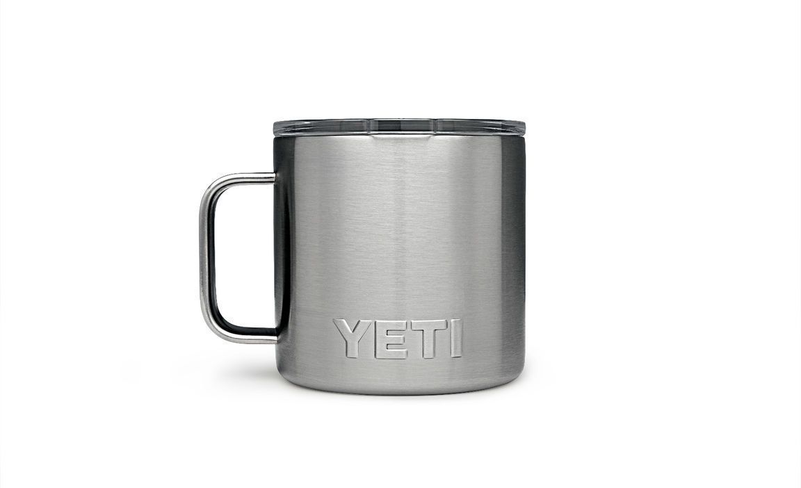 Die YETI® Tasse Rambler 14 Oz - Edelstahl verfügt über eine doppelwandige Vakuumisolierung, um Getränke heiß oder kalt zu halten, einen durchsichtigen Deckel, einen stabilen Griff und das eingeprägte YETI-Logo auf einem schlichten weißen Hintergrund.