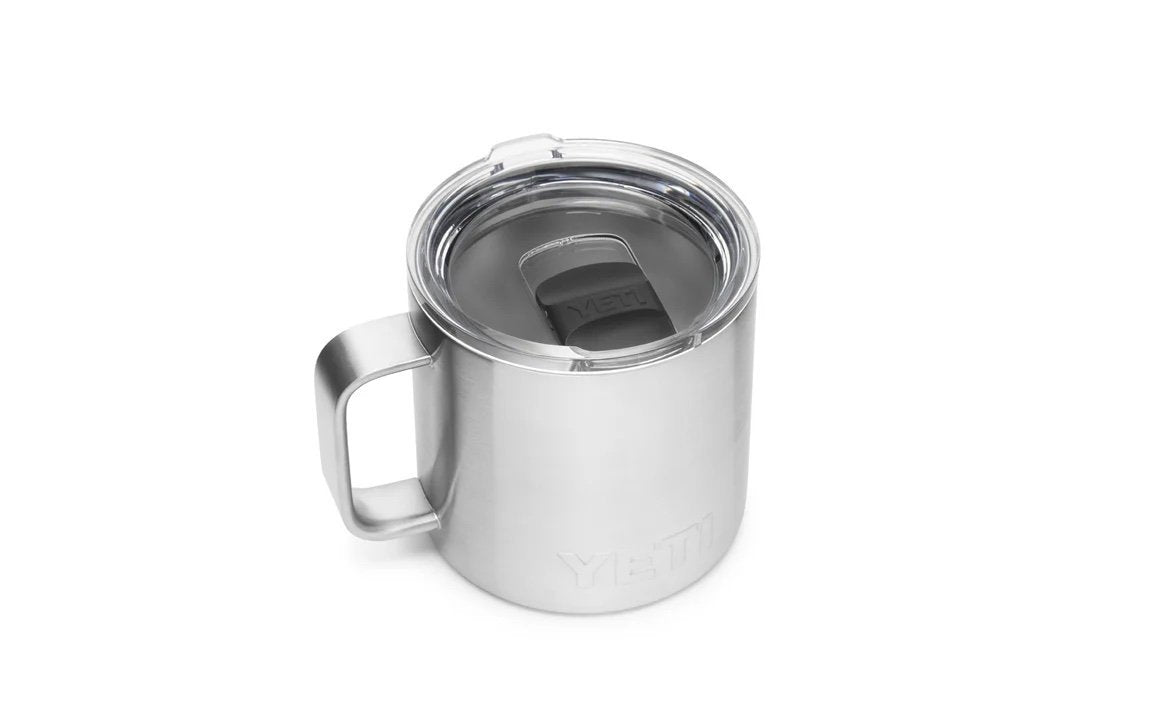 Die YETI® Tasse Rambler 14 Oz - Edelstahl hat eine doppelwandige Vakuumisolierung, einen durchsichtigen Kunststoffdeckel und einen Griff. Abgebildet auf einem weißen Hintergrund.